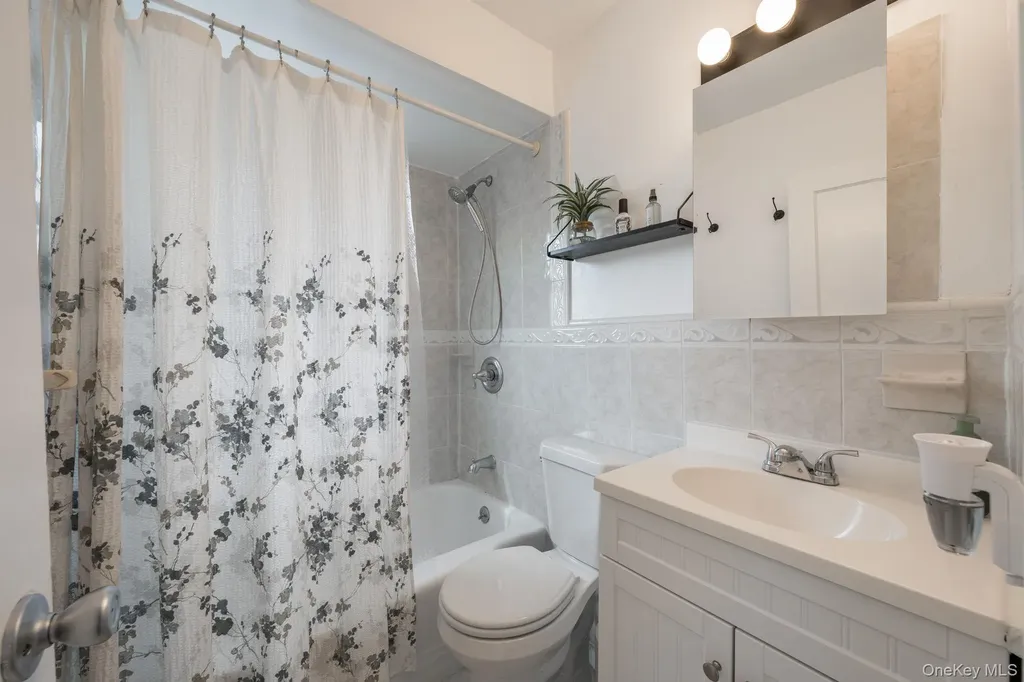 82 Nottingham Avenue Valley Stream NY 11580