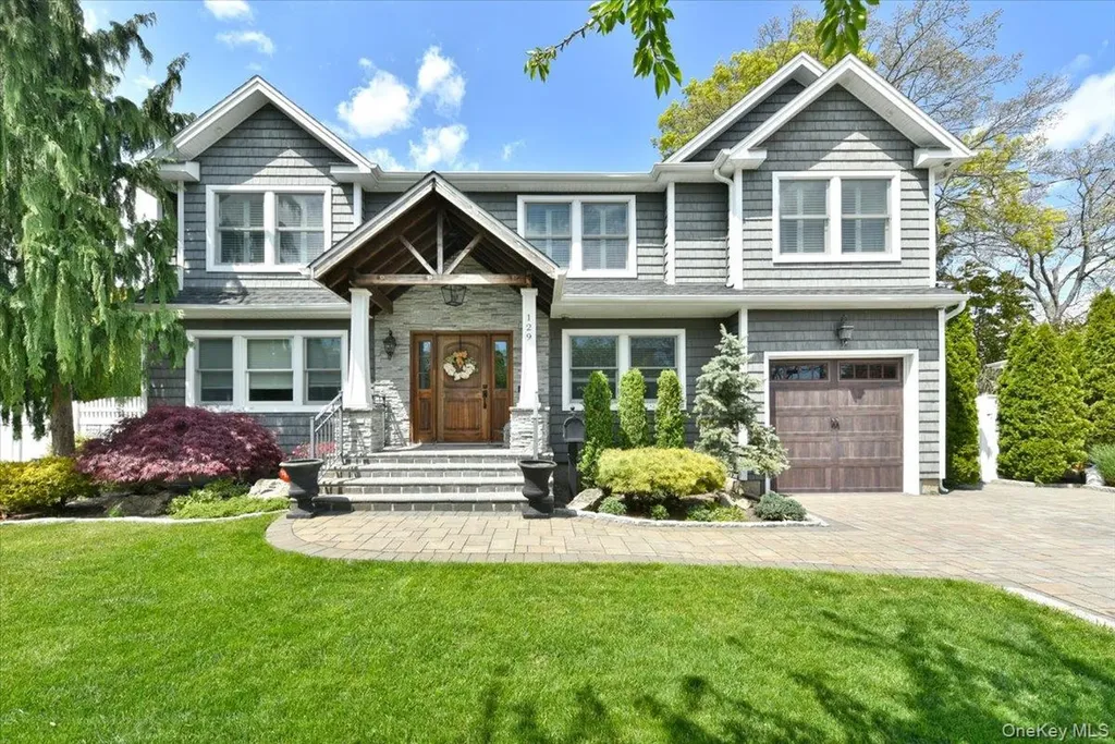 129 Commonwealth Avenue Massapequa NY 11758