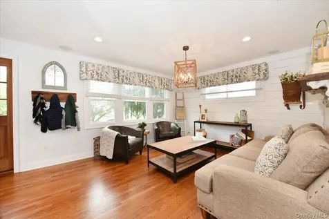 129 Commonwealth Avenue Massapequa NY 11758