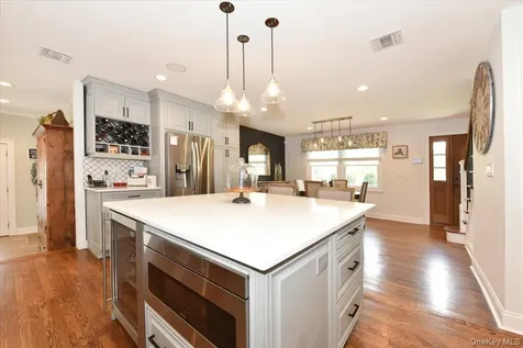 129 Commonwealth Avenue Massapequa NY 11758