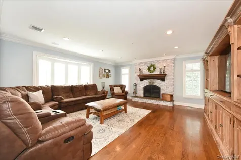 129 Commonwealth Avenue Massapequa NY 11758