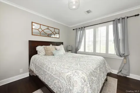 129 Commonwealth Avenue Massapequa NY 11758