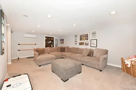 129 Commonwealth Avenue Massapequa NY 11758