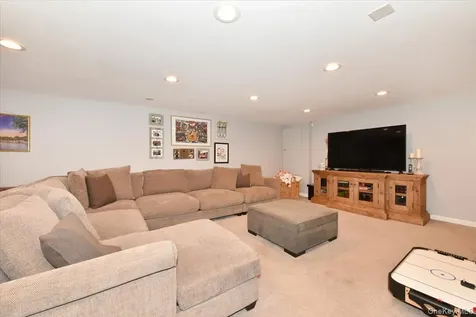 129 Commonwealth Avenue Massapequa NY 11758