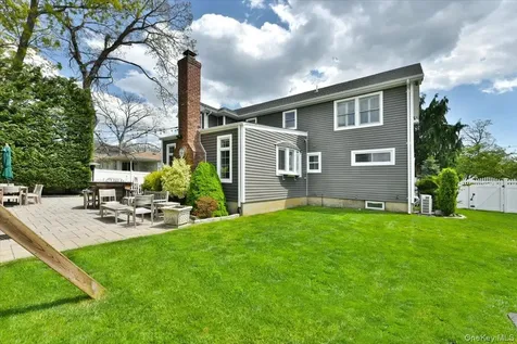 129 Commonwealth Avenue Massapequa NY 11758