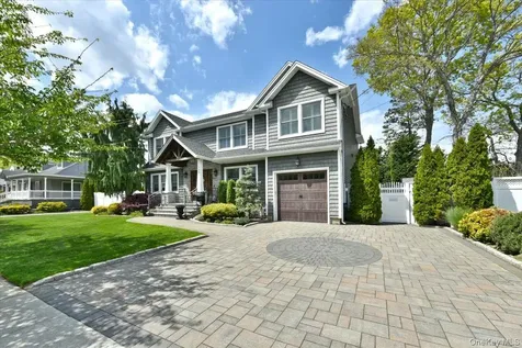 129 Commonwealth Avenue Massapequa NY 11758