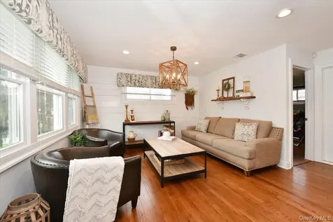 129 Commonwealth Avenue Massapequa NY 11758