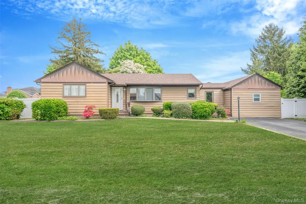627 Carlls Path Deer Park NY 11729