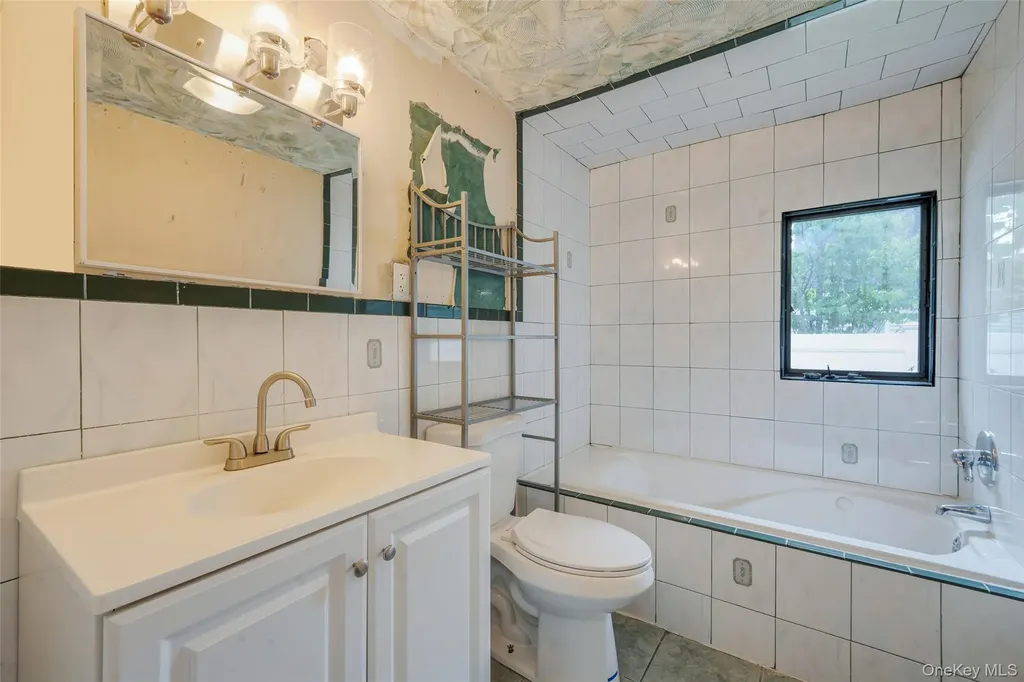 627 Carlls Path Deer Park NY 11729