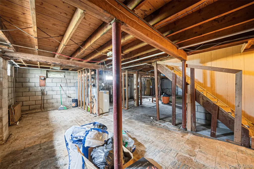 627 Carlls Path Deer Park NY 11729