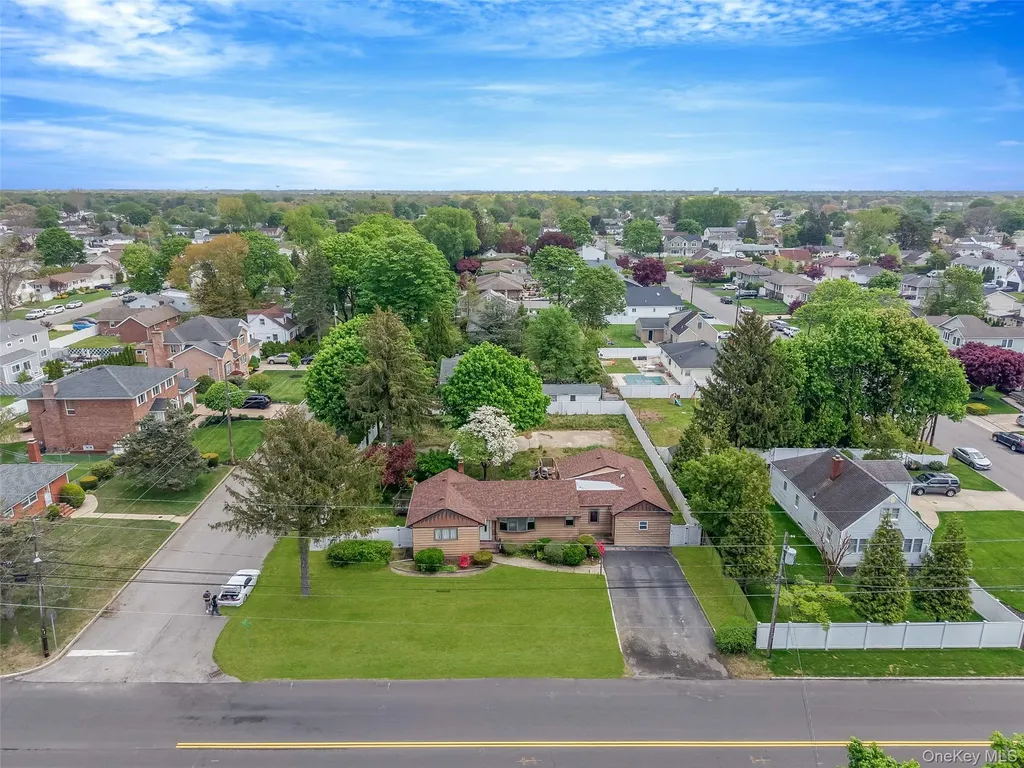 627 Carlls Path Deer Park NY 11729