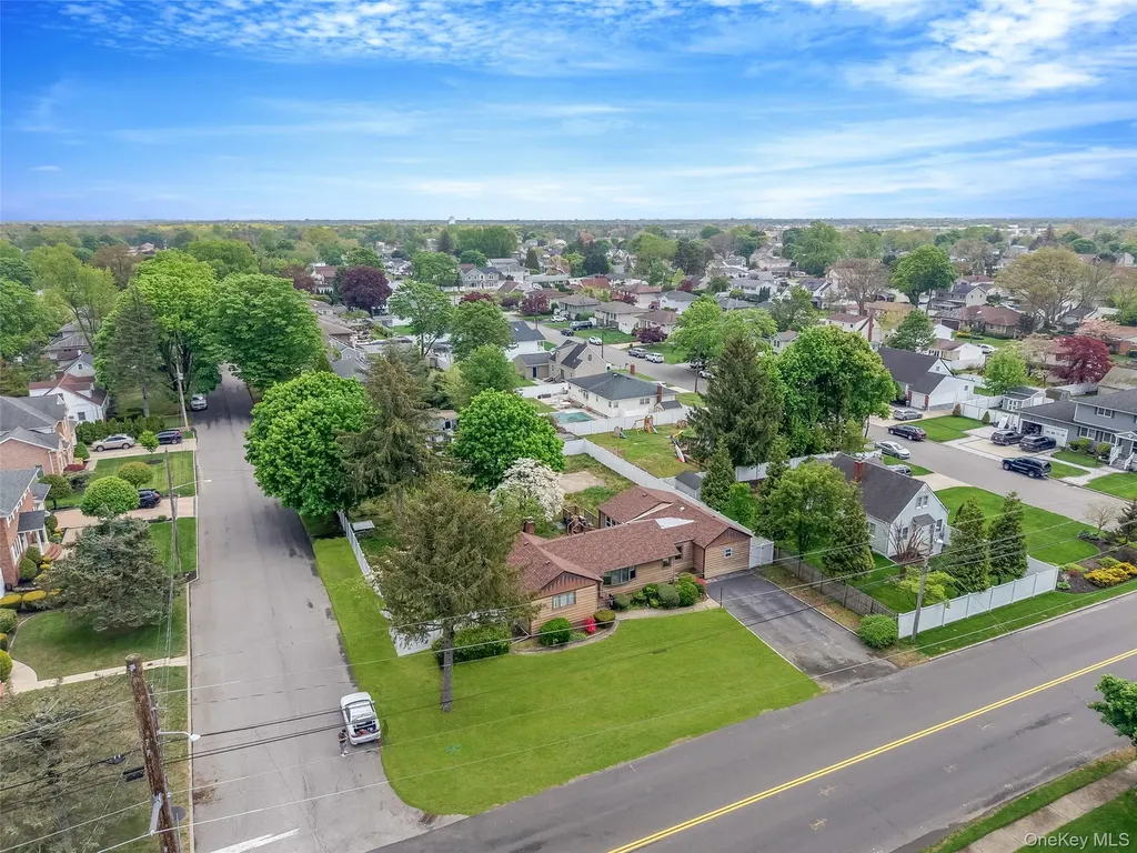 627 Carlls Path Deer Park NY 11729