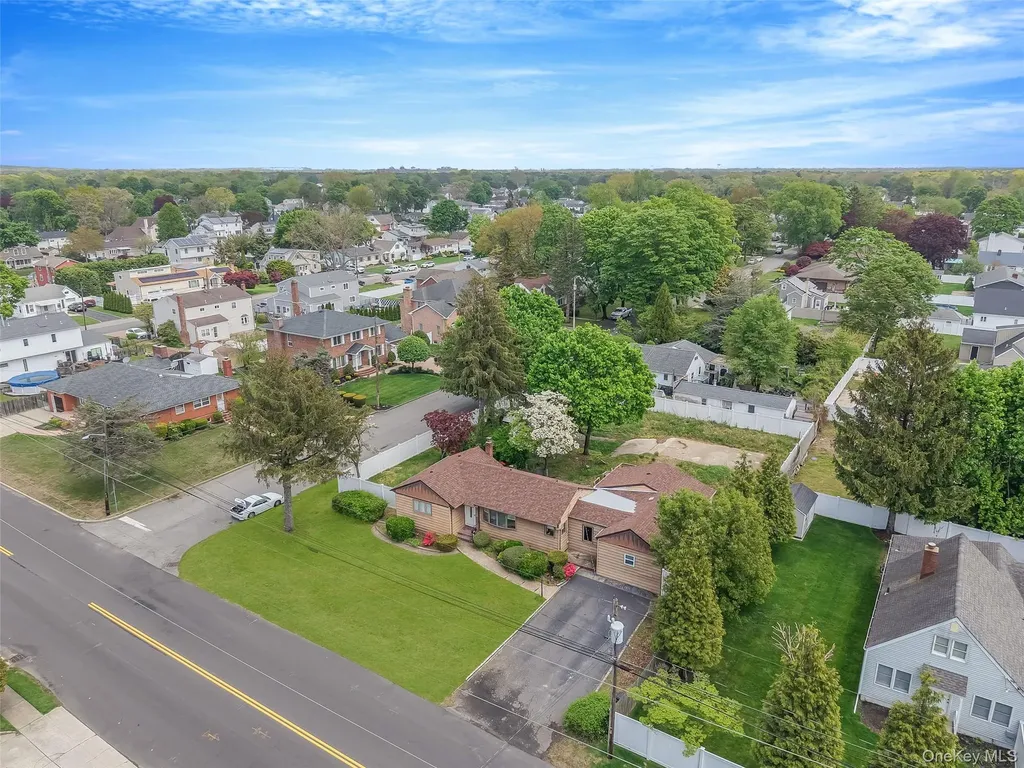 627 Carlls Path Deer Park NY 11729