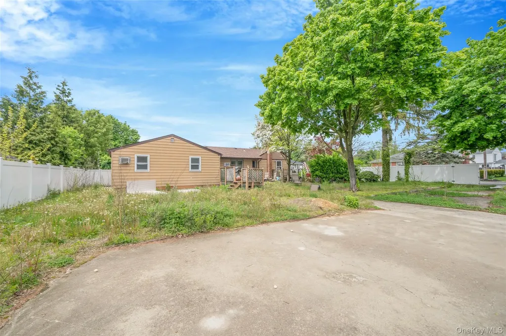 627 Carlls Path Deer Park NY 11729