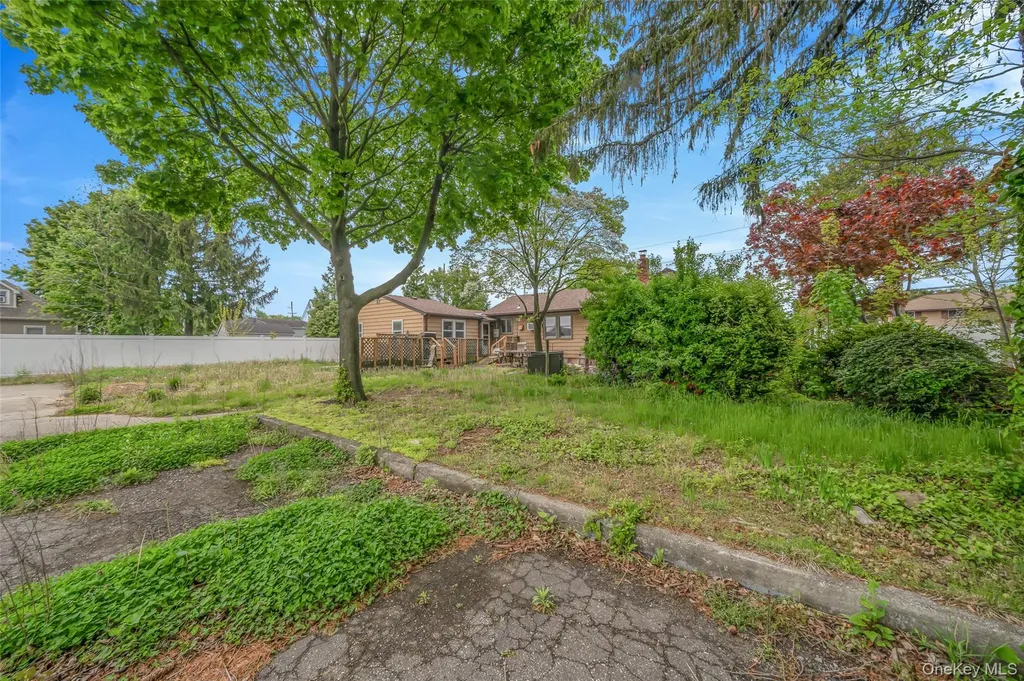 627 Carlls Path Deer Park NY 11729