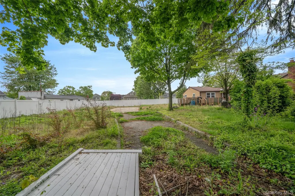 627 Carlls Path Deer Park NY 11729
