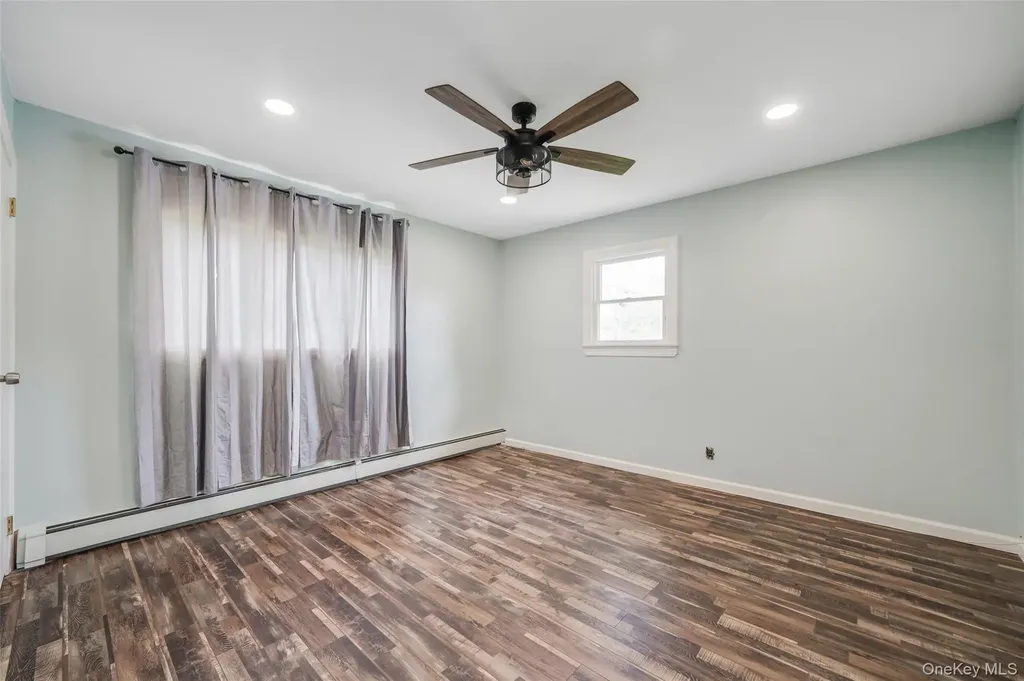 627 Carlls Path Deer Park NY 11729