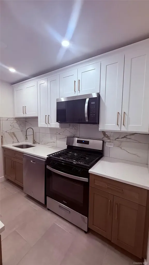 665 Thwaites Place Bronx NY 10467