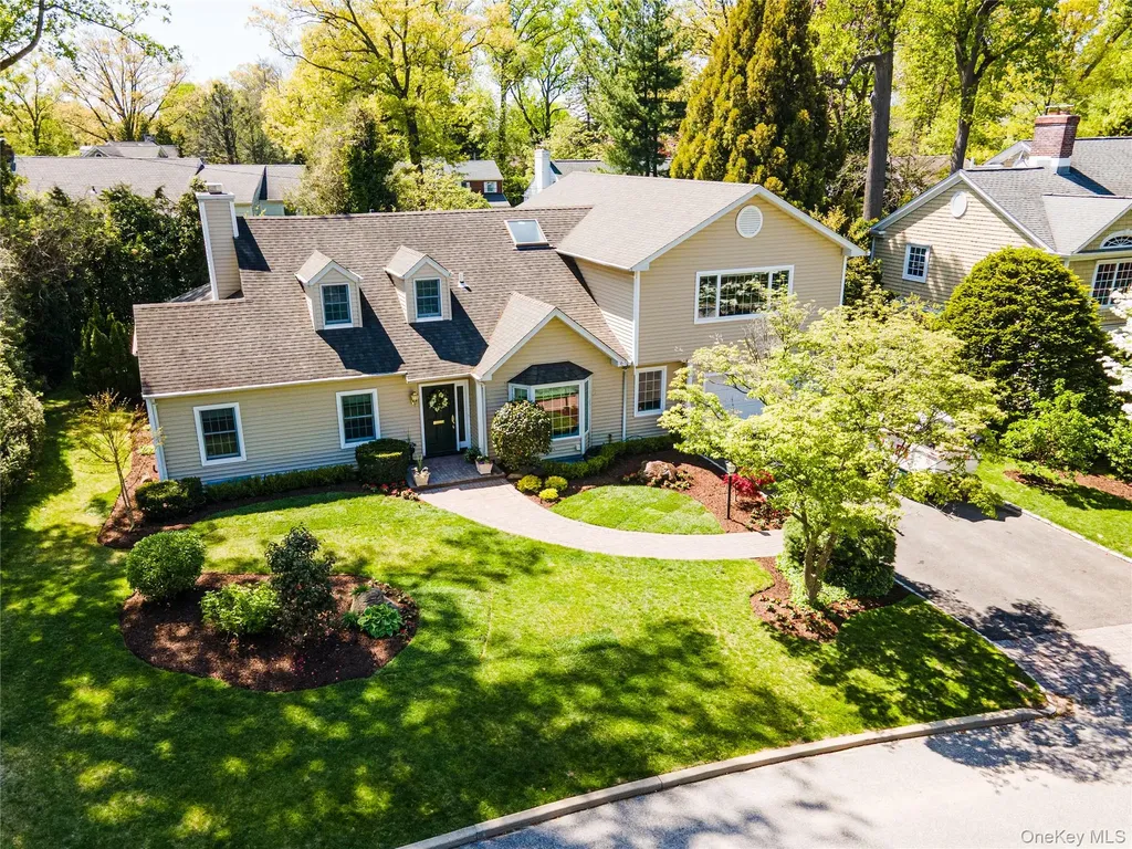 28 Old Field Lane Great Neck NY 11020