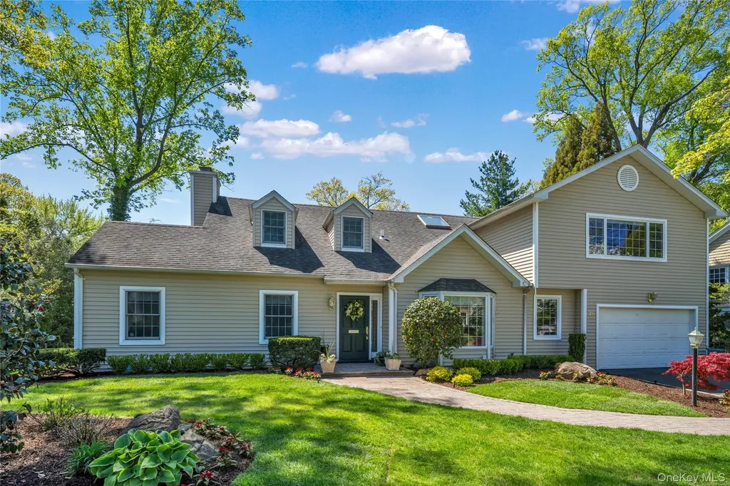 28 Old Field Lane Great Neck NY 11020