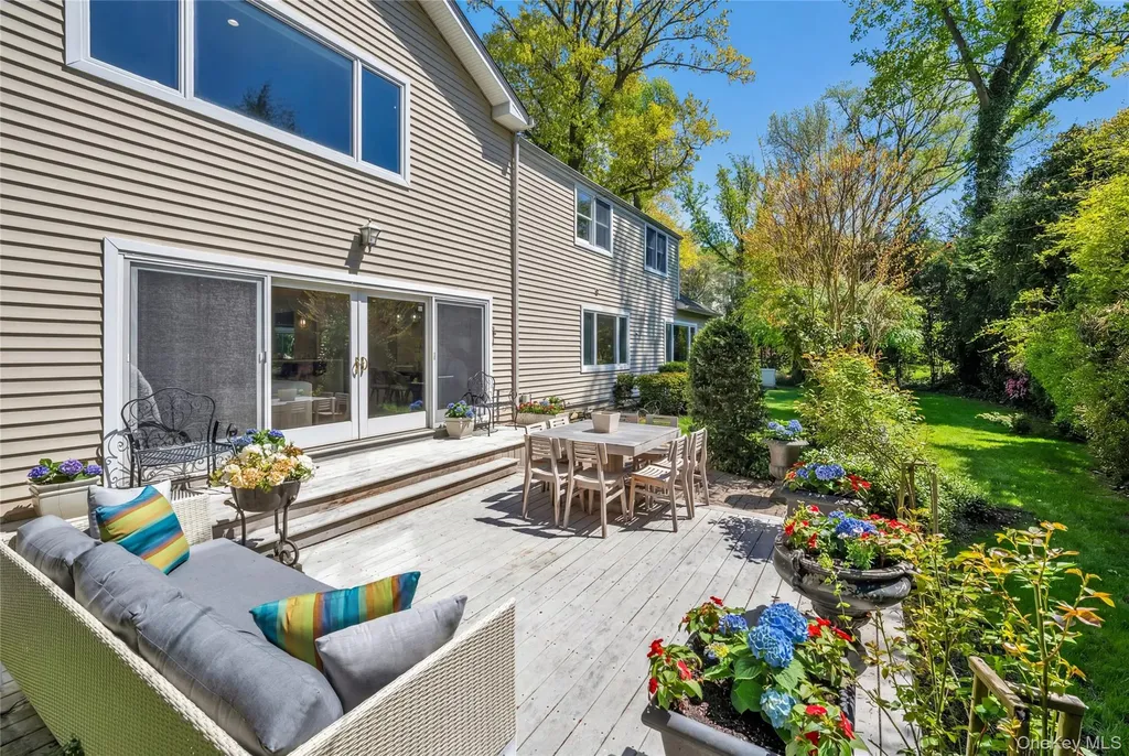 28 Old Field Lane Great Neck NY 11020