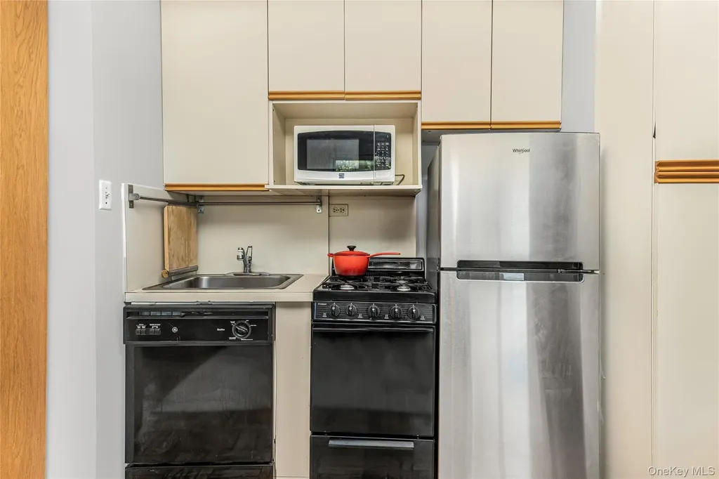 3935 Blackstone Avenue Bronx NY 10471