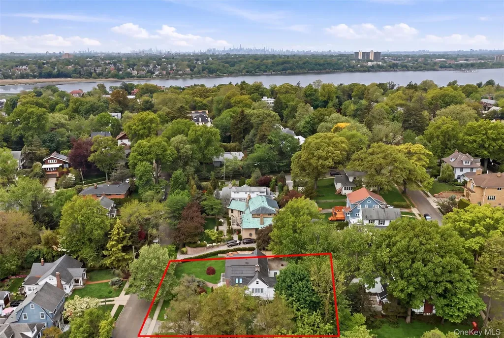 319 38th Road Douglaston NY 11363