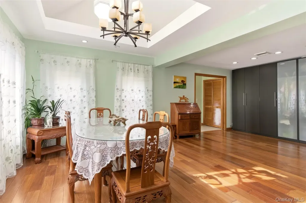 319 38th Road Douglaston NY 11363