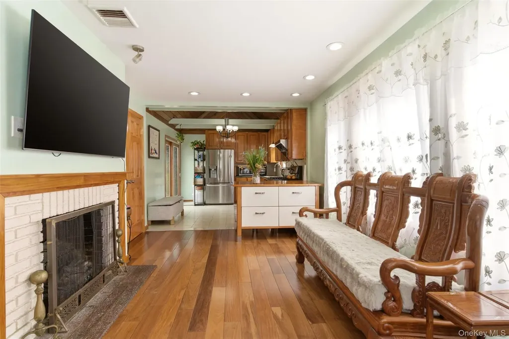 319 38th Road Douglaston NY 11363