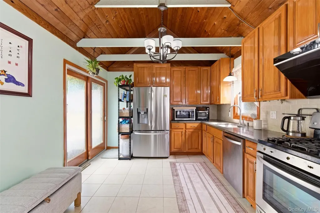 319 38th Road Douglaston NY 11363