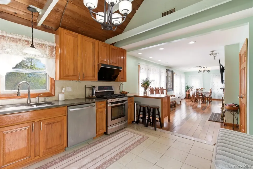 319 38th Road Douglaston NY 11363