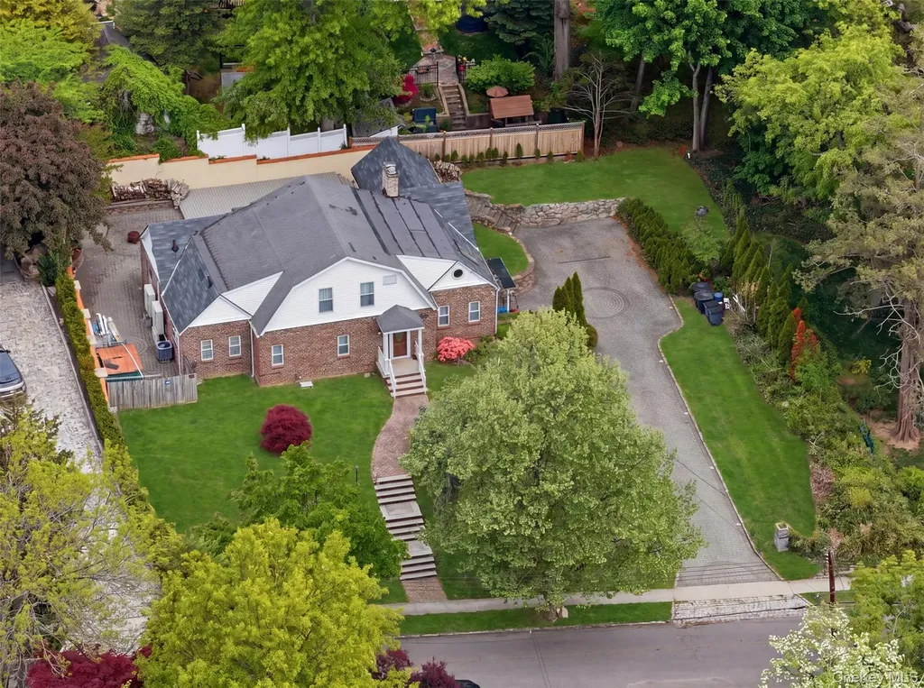 319 38th Road Douglaston NY 11363