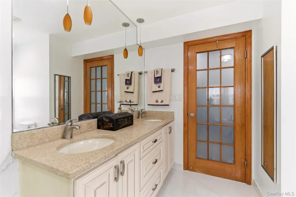 319 38th Road Douglaston NY 11363