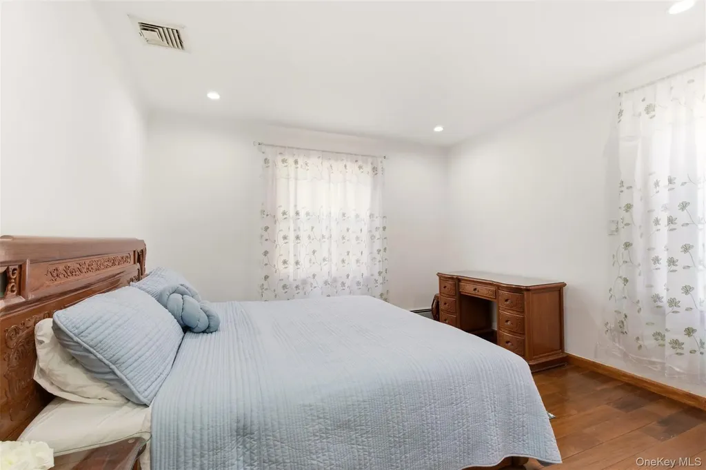 319 38th Road Douglaston NY 11363