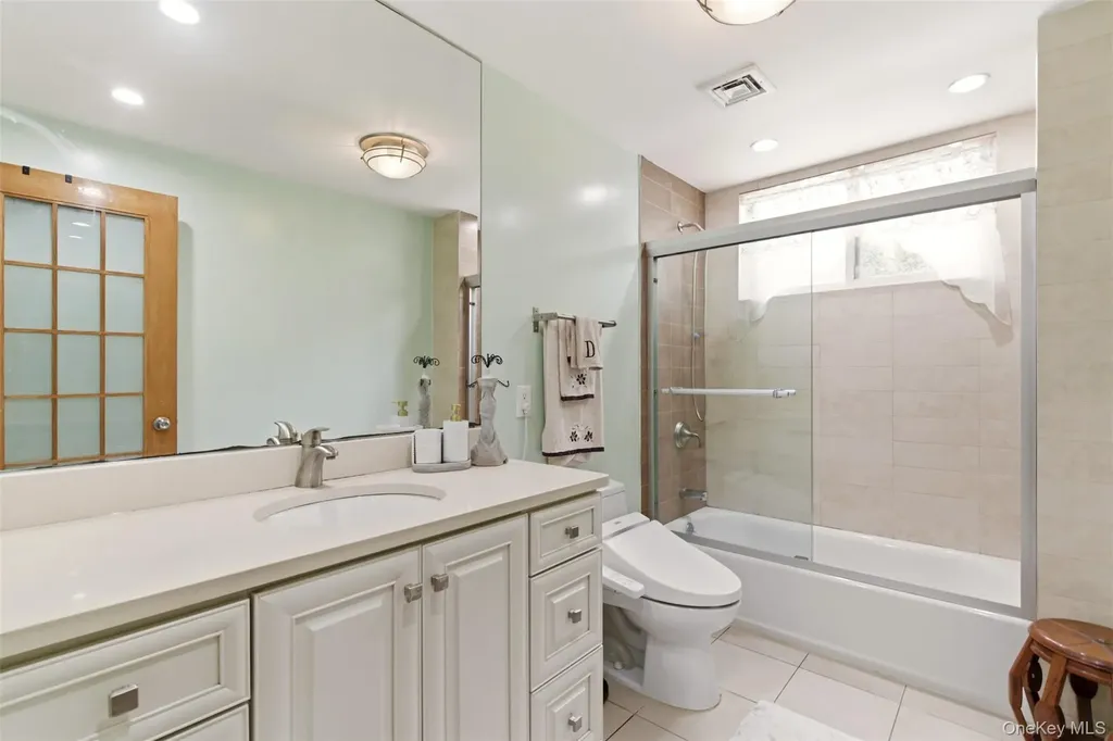 319 38th Road Douglaston NY 11363