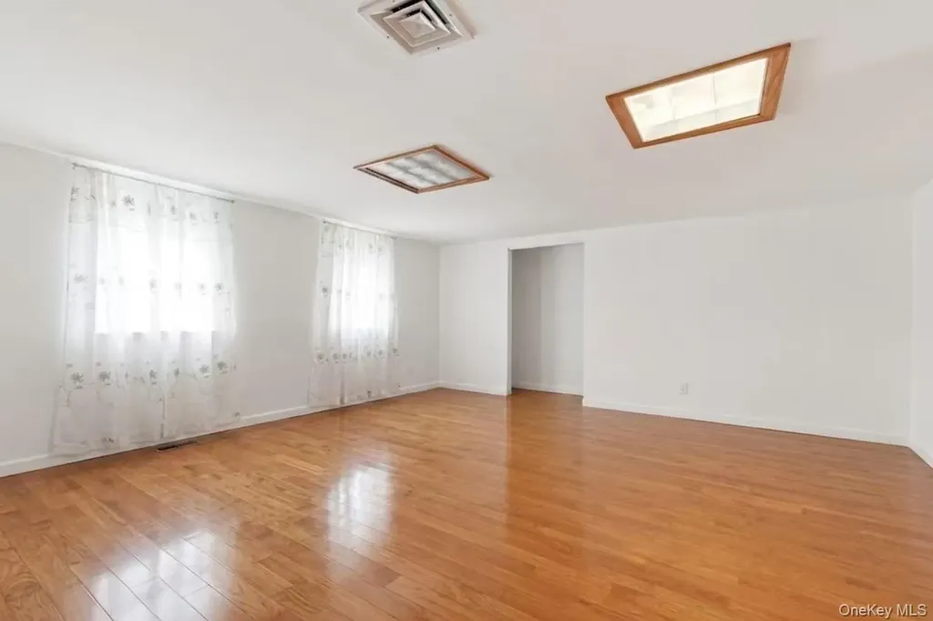 319 38th Road Douglaston NY 11363