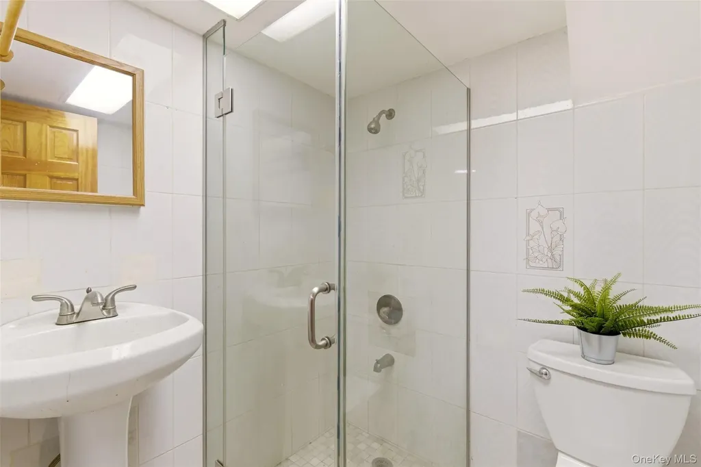 319 38th Road Douglaston NY 11363
