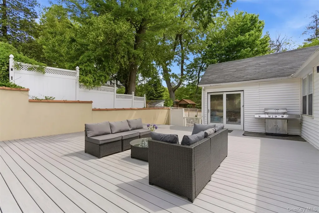 319 38th Road Douglaston NY 11363