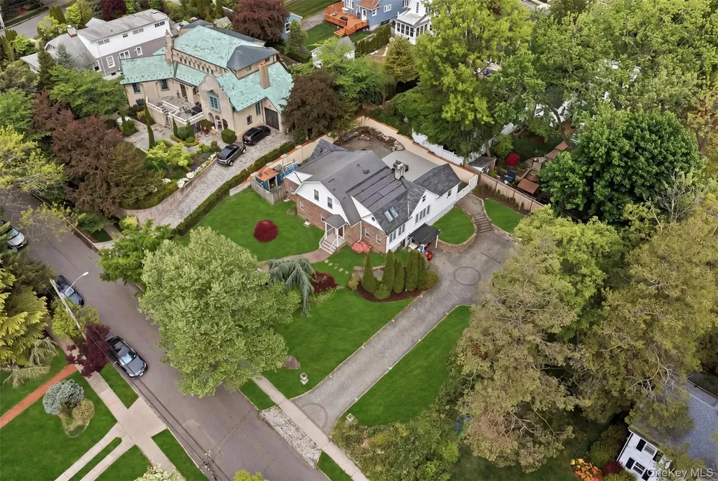319 38th Road Douglaston NY 11363
