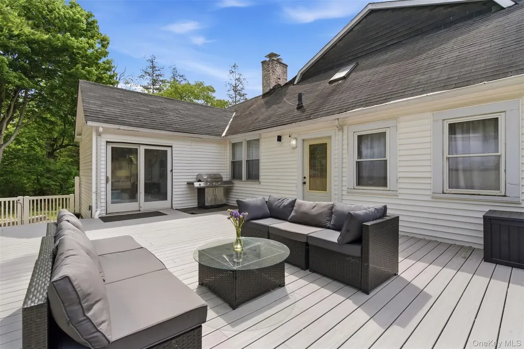 319 38th Road Douglaston NY 11363