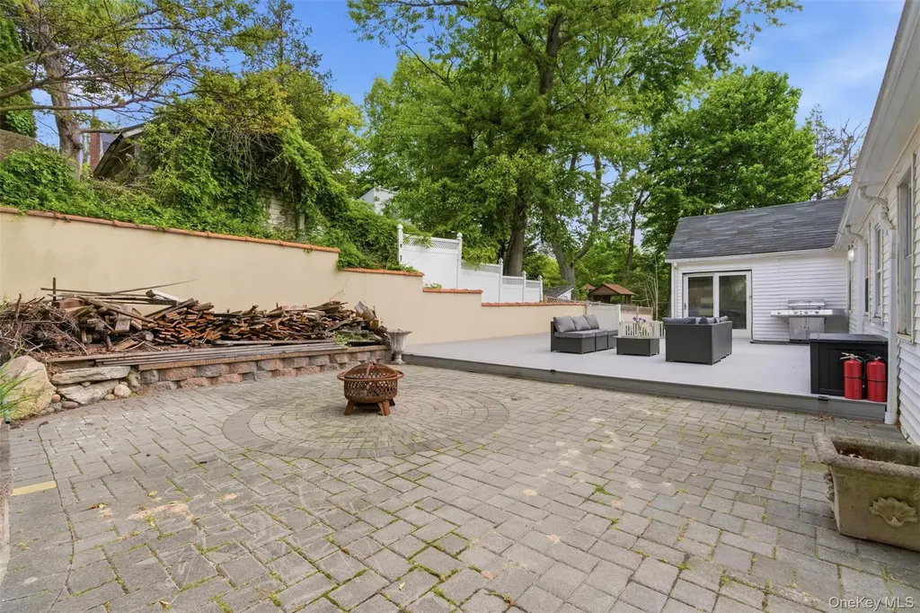 319 38th Road Douglaston NY 11363