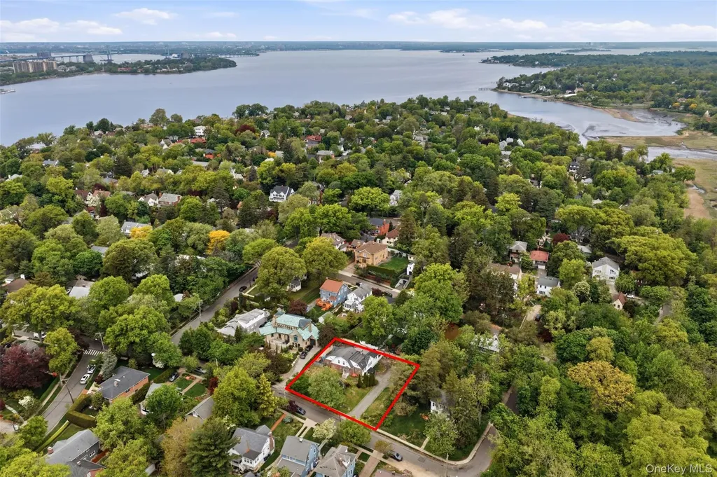 319 38th Road Douglaston NY 11363