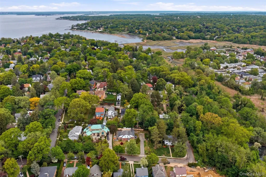 319 38th Road Douglaston NY 11363