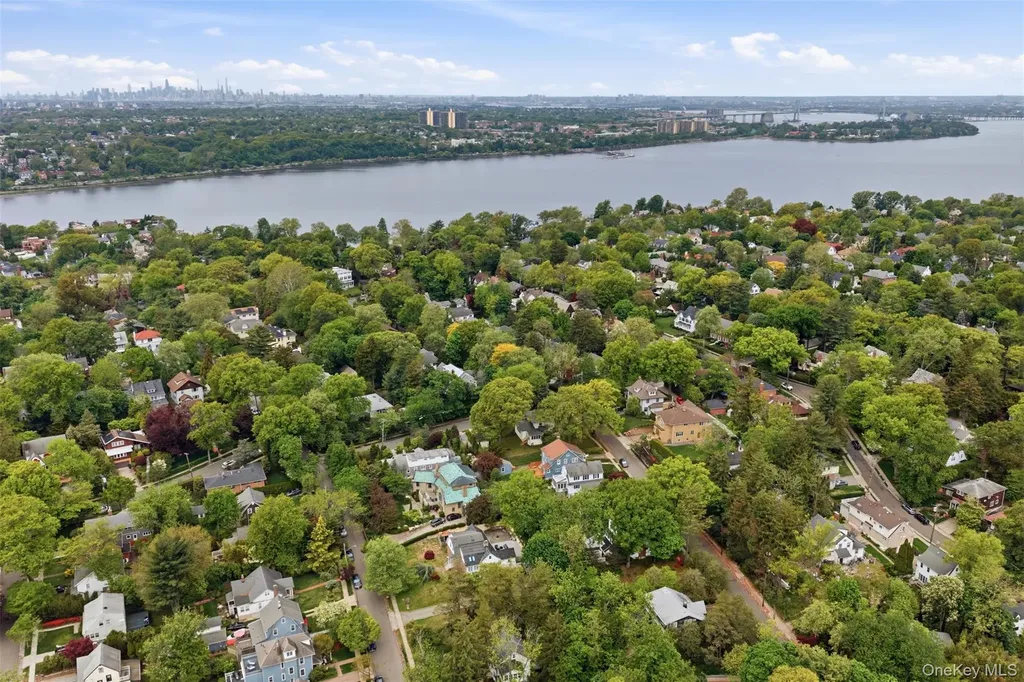 319 38th Road Douglaston NY 11363