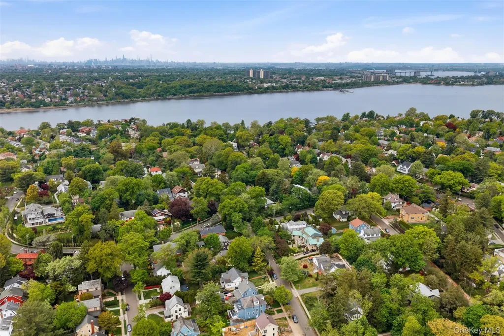 319 38th Road Douglaston NY 11363