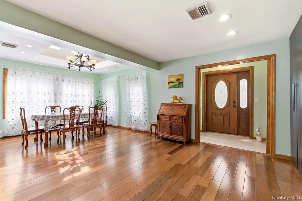 319 38th Road Douglaston NY 11363