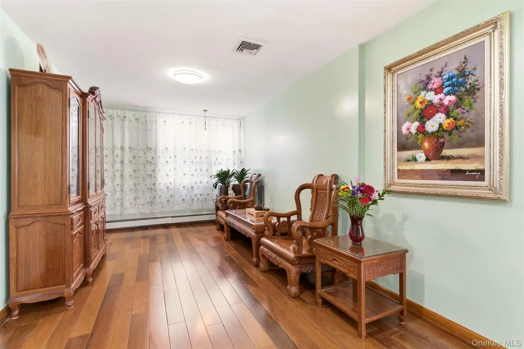 319 38th Road Douglaston NY 11363