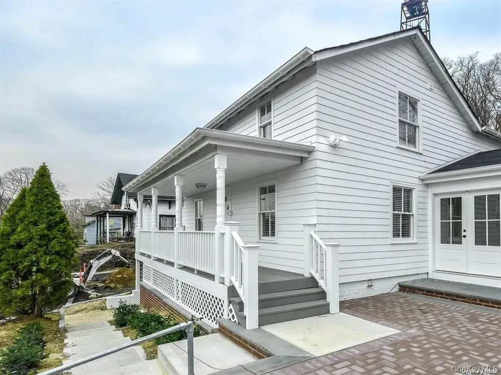 1667A Northern Boulevard Roslyn NY 11576
