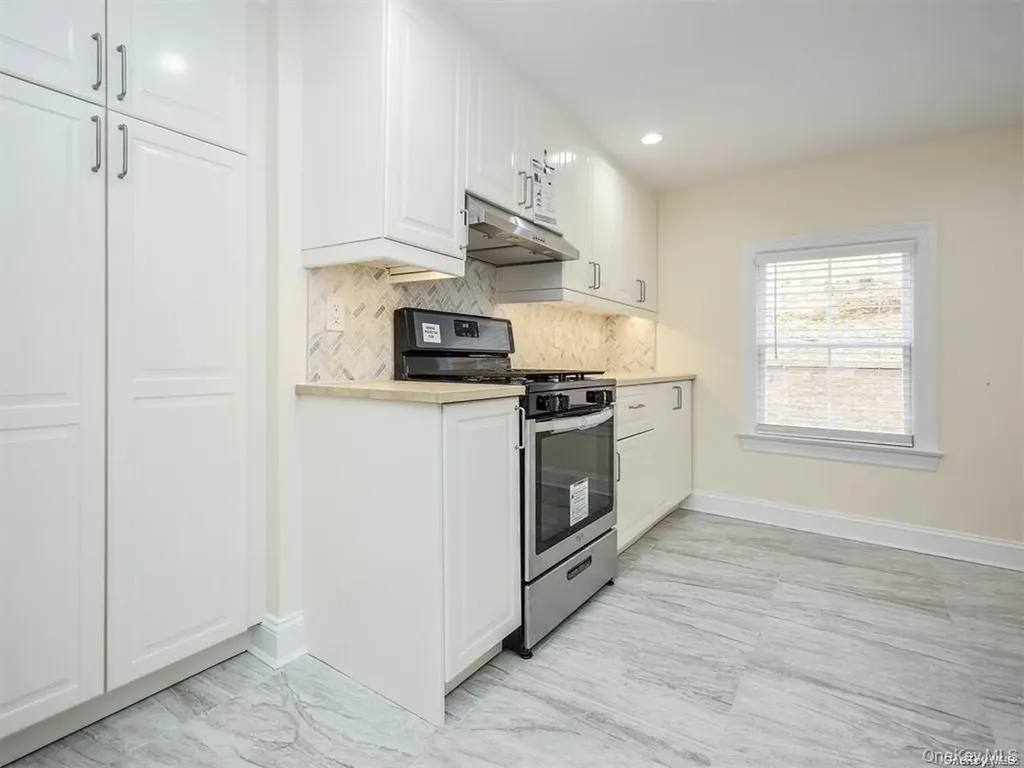1667A Northern Boulevard Roslyn NY 11576