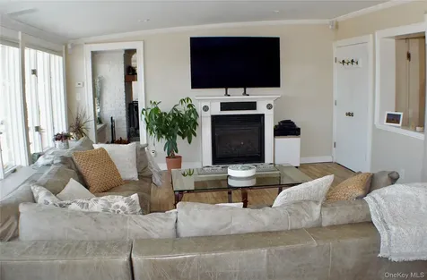 20 Greenwich Avenue Bayville NY 11709